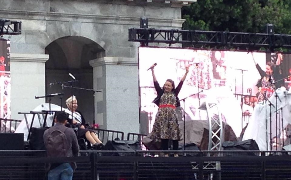 Nina G on stage (Outdoor)